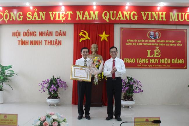 Trao Huy hiệu 30 năm tuổi Đảng cho đảng viên thuộc Đảng bộ cơ sở Văn phòng Đoàn ĐBQH và HĐND